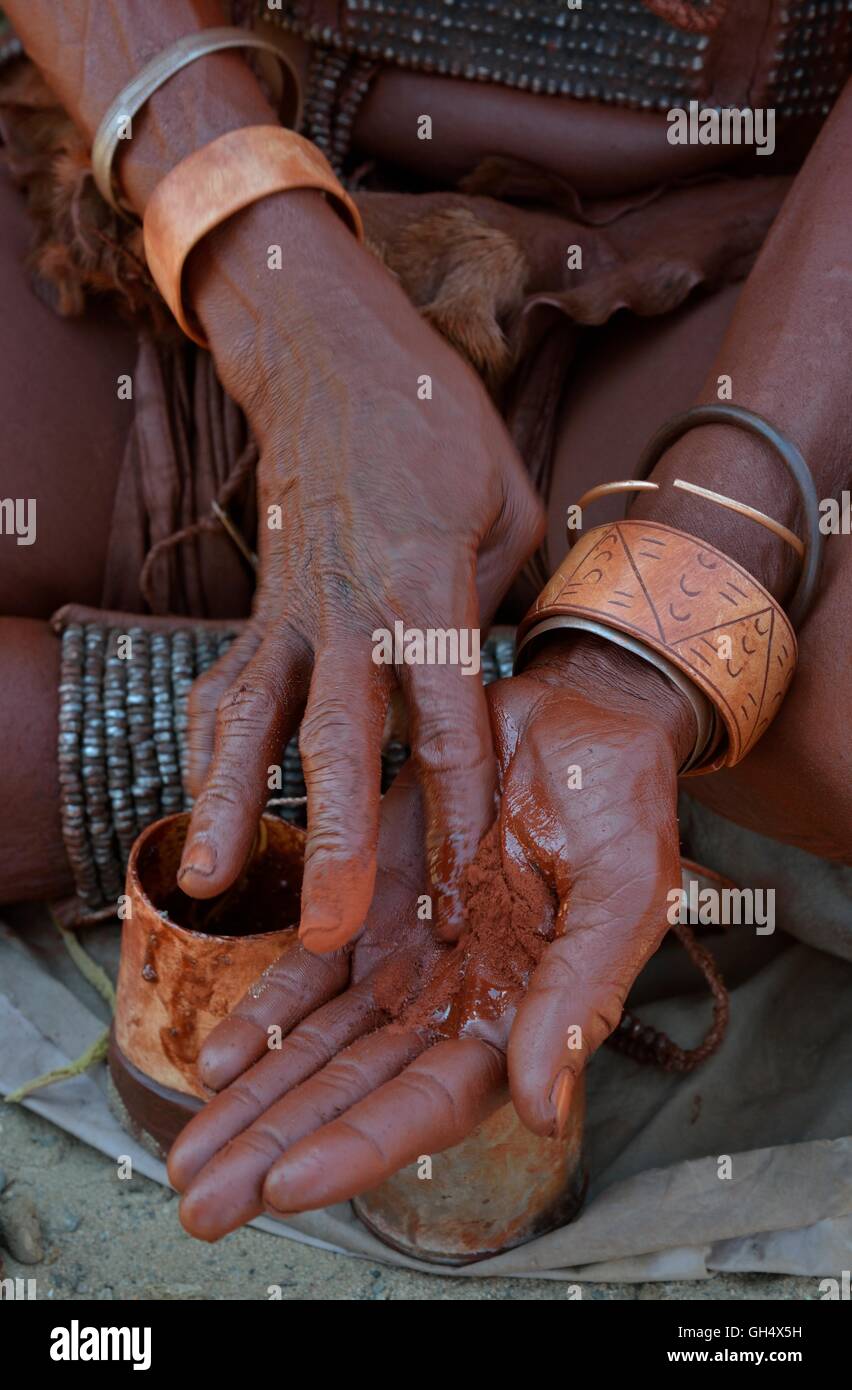 Géographie / voyage, Namibie, femme Himba traditionnel réglage de ghee, crème de peau rouge silencieux des minerais de fer et les herbes bof, Purros, village traditionnel, Purros, Additional-Rights Clearance-Info-Kaokoveld-Not-Available Banque D'Images