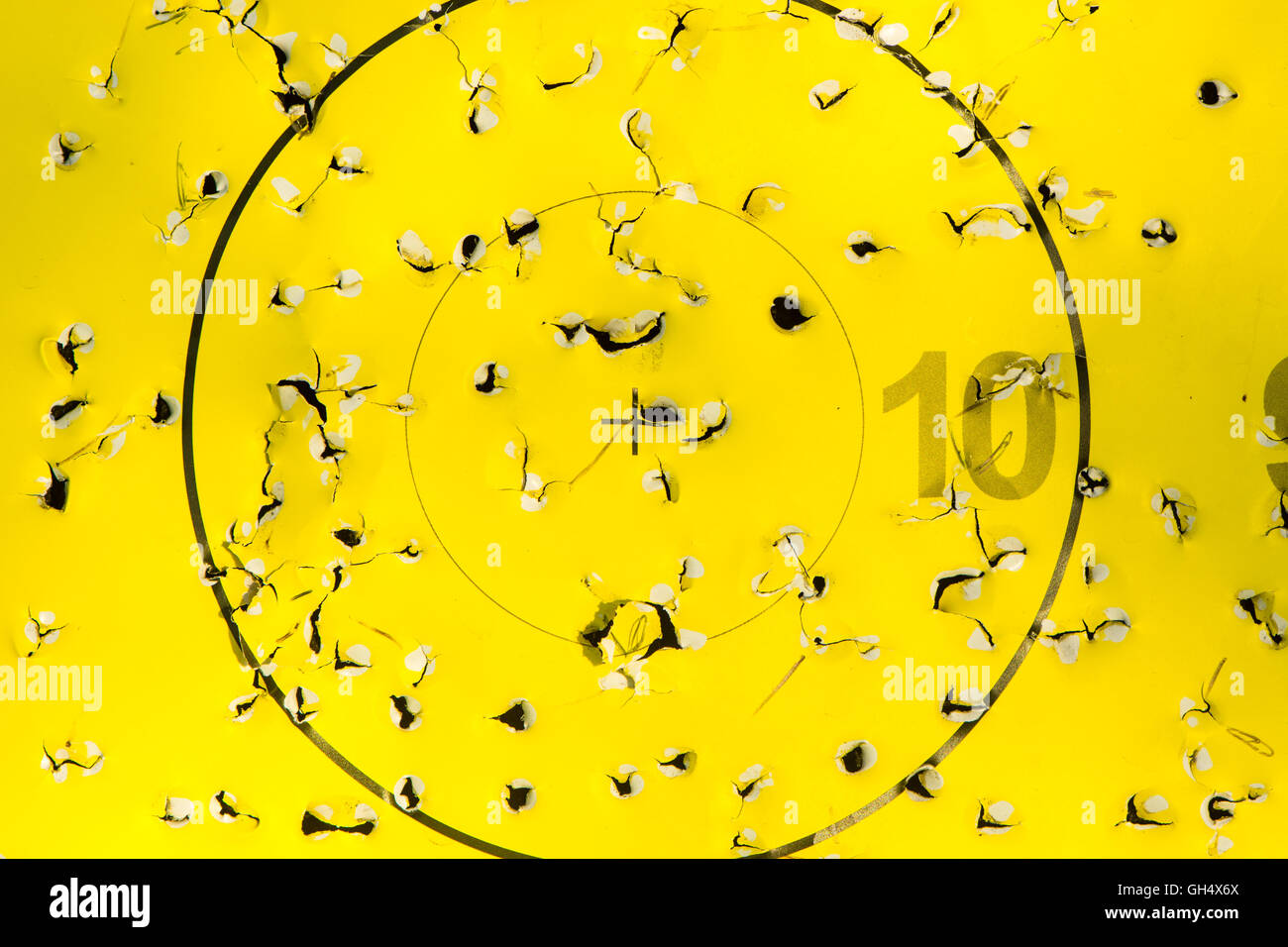 Bullseye de cible de tir à l'arc et flèche de trous. Ares Gold central de la concurrence marqué cible où les flèches ont pénétré Banque D'Images