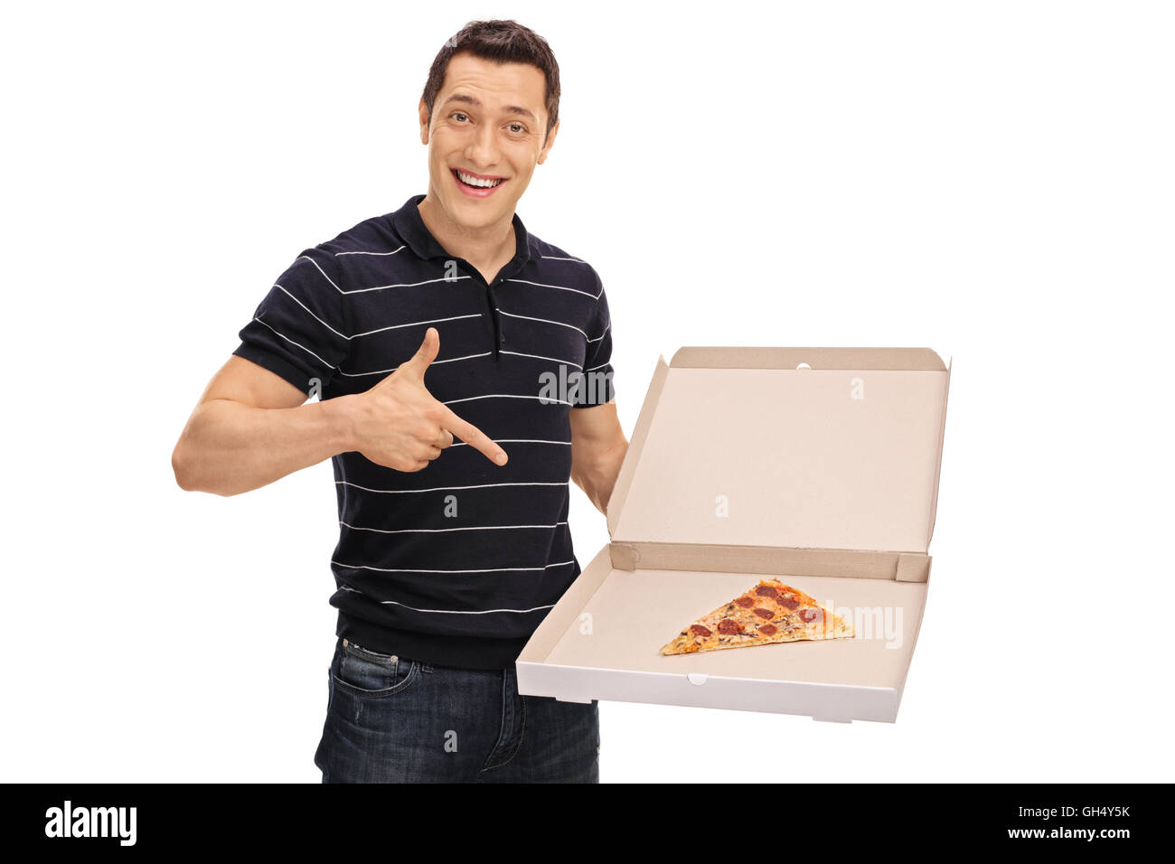 Cheerful guy montrant une tranche de pizza et regardant la caméra isolé sur fond blanc Banque D'Images