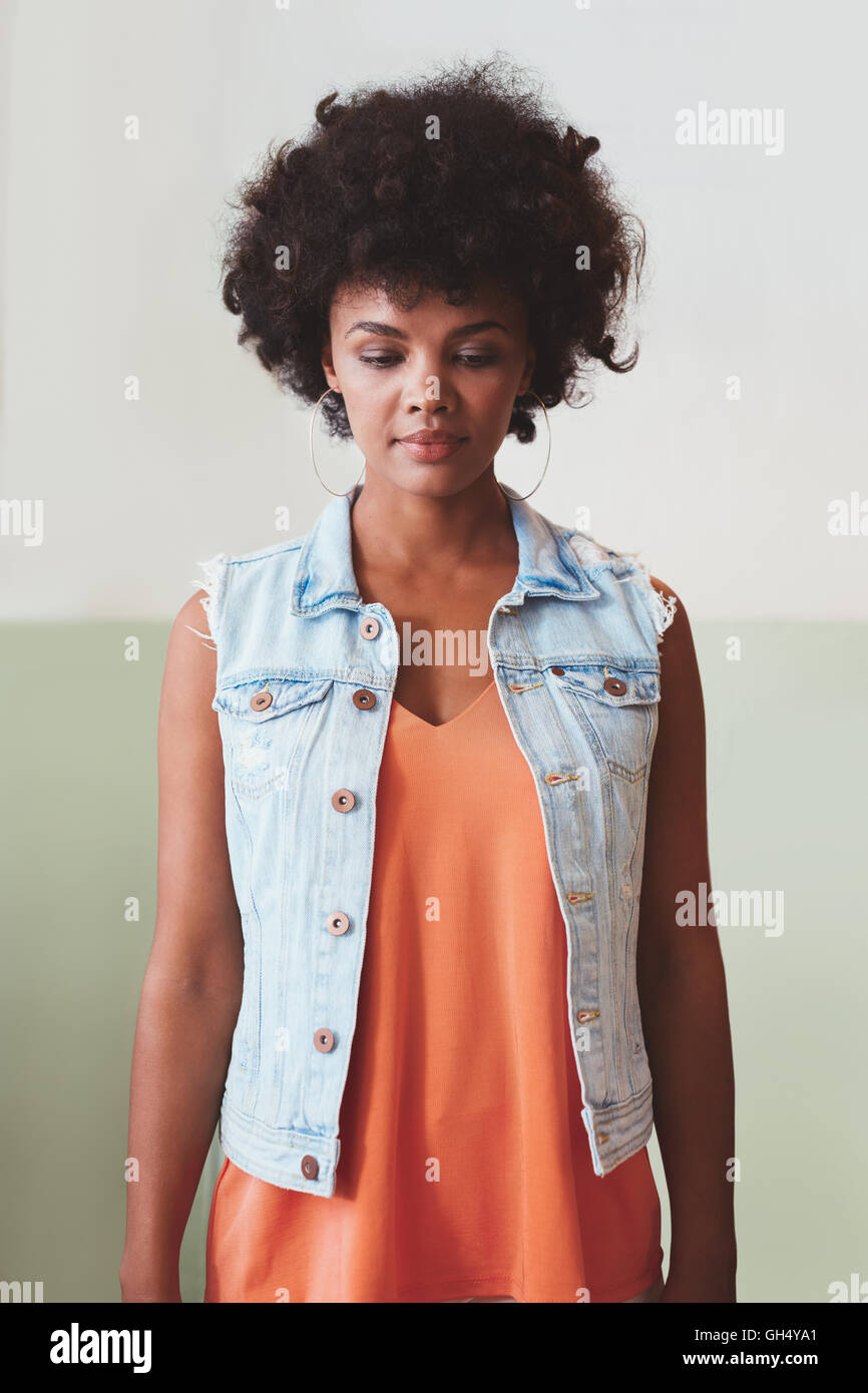Portrait of attractive young woman Standing alone. Modèle féminin africain à la recherche vers le bas. Banque D'Images