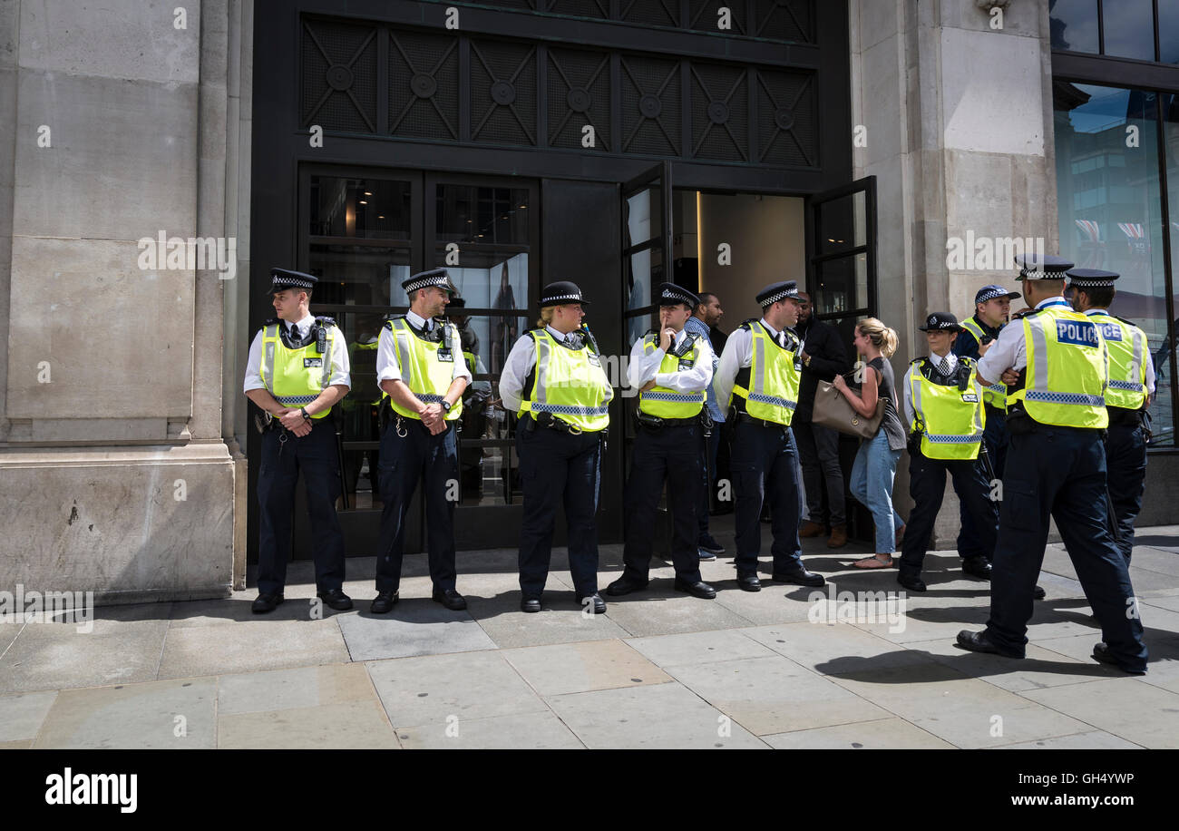 La police garde rencontré entrée de West End de Londres boutique, samedi 16 juillet 2016, Londres, Banque D'Images