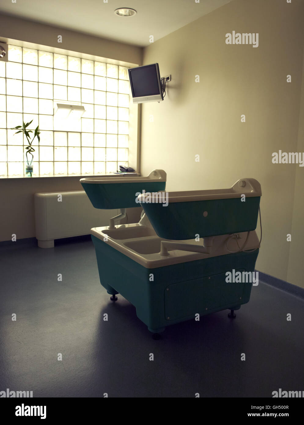Quatre lignées cellulaires de bains et de la télévision dans la chambre thérapeutique Banque D'Images