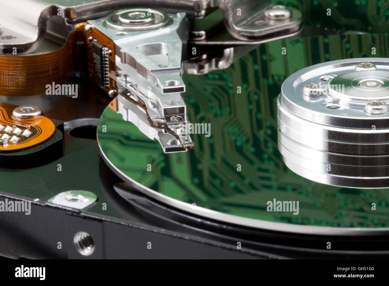 Ordinateur : Ouvrez le disque dur avec la réflexion d'un circuit board Banque D'Images