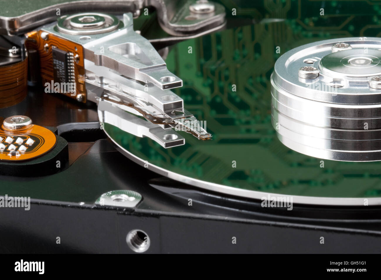 Ordinateur : Ouvrez le disque dur avec la réflexion d'un circuit board Banque D'Images