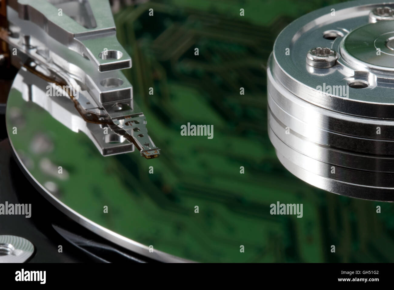 Ordinateur : Ouvrez le disque dur avec la réflexion d'un circuit board Banque D'Images