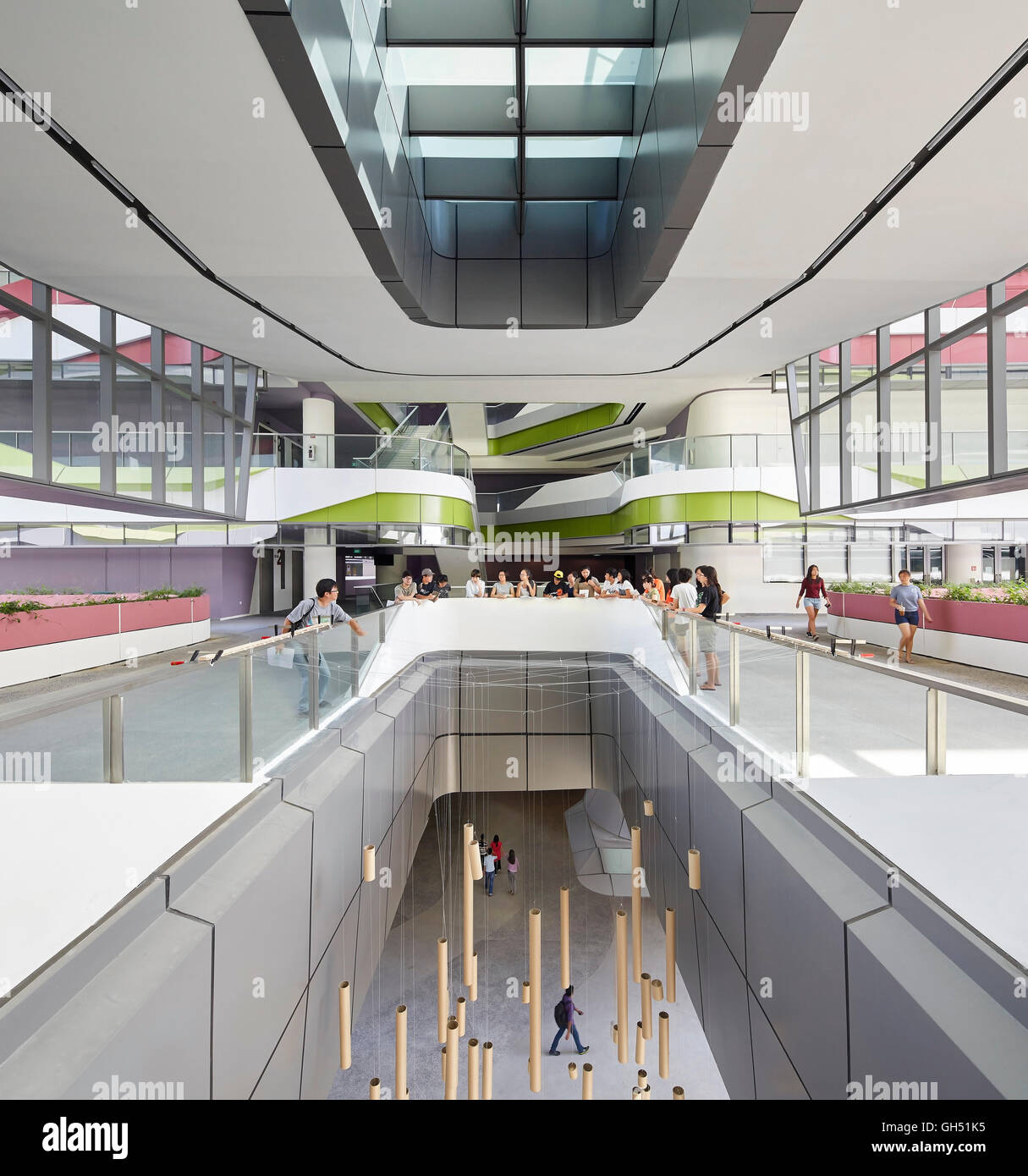 Portrait de l'atrium de pleine hauteur, les couloirs et les espaces de circulation. L'Université de Singapour de la technologie et du Design, Singapour, Singapour. Architecte : UNStudio, 2015. Banque D'Images