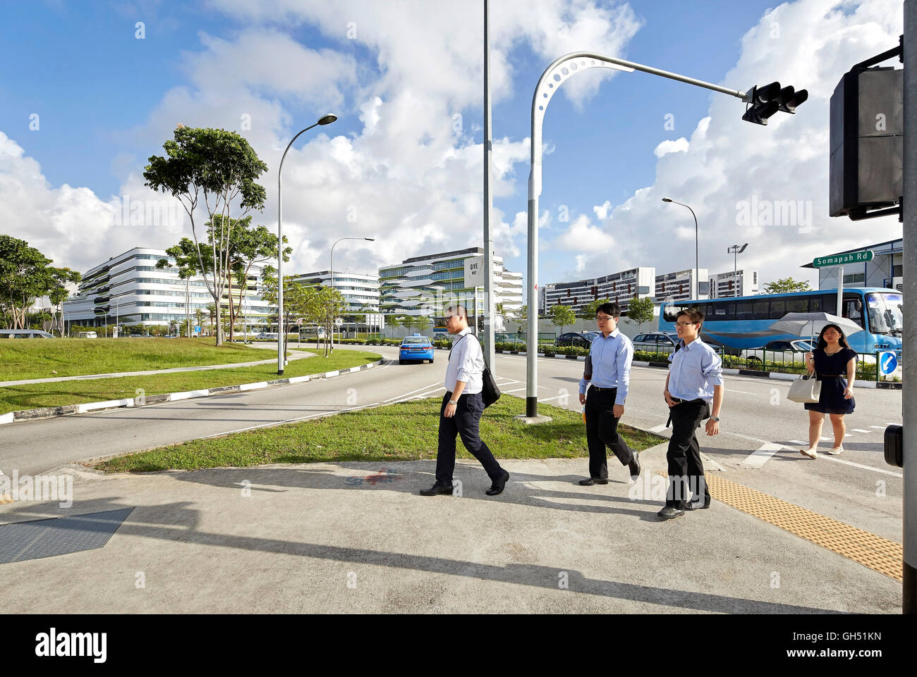 Passage pour piétons à l'intersection avec le campus au-delà. L'Université de Singapour de la technologie et du Design, Singapour, Singapour. Architecte : UNStudio, 2015. Banque D'Images