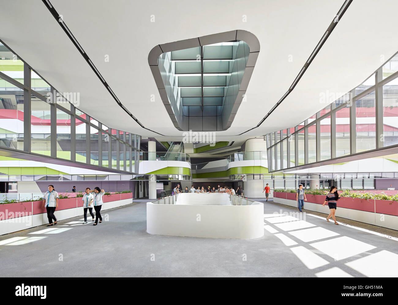 L'espace de circulation. L'Université de Singapour de la technologie et du Design, Singapour, Singapour. Architecte : UNStudio, 2015. Banque D'Images