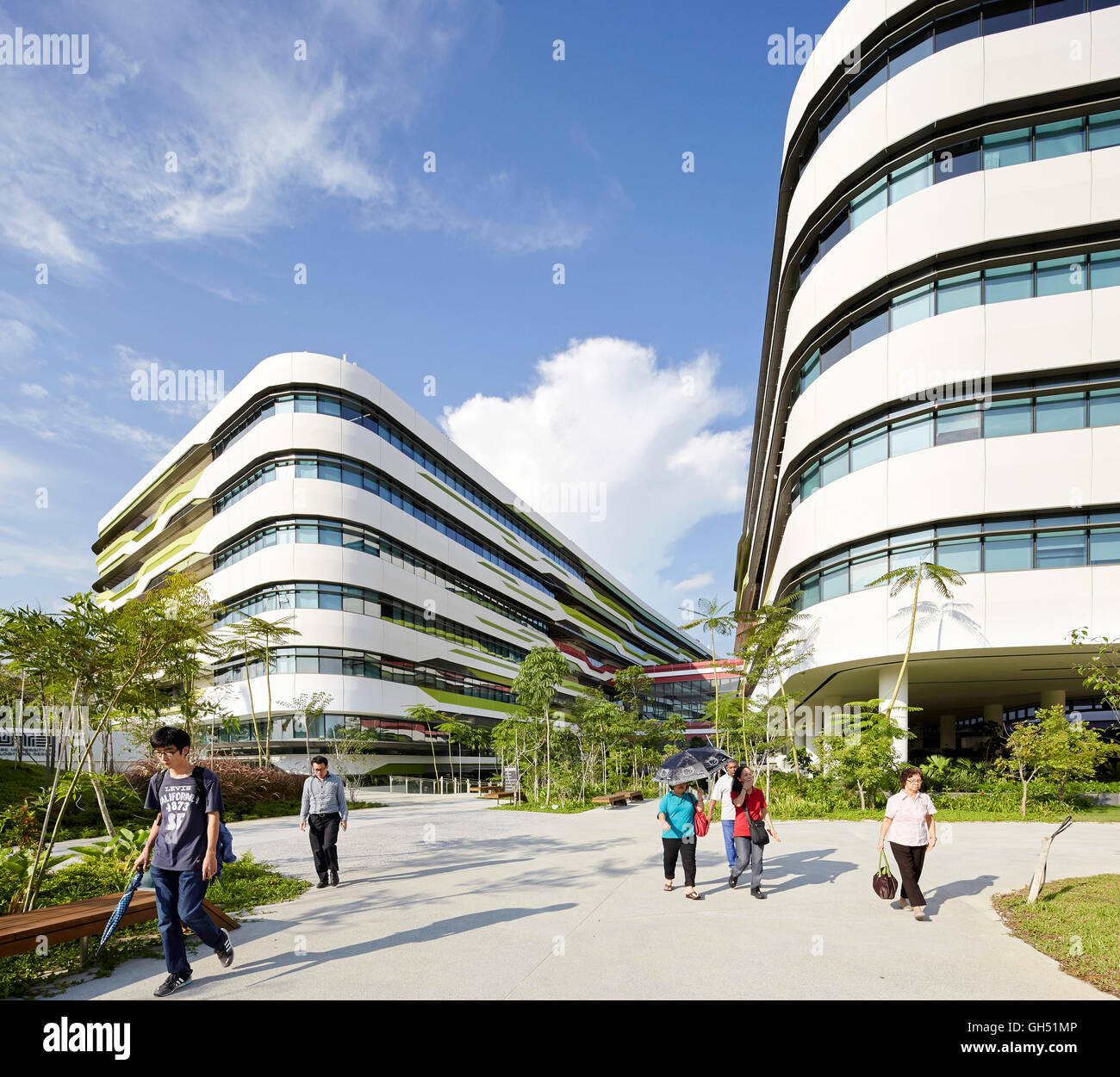 Les allées du campus avec des façades de bâtiments. L'Université de Singapour de la technologie et du Design, Singapour, Singapour. Architecte : UNStudio, 2015. Banque D'Images