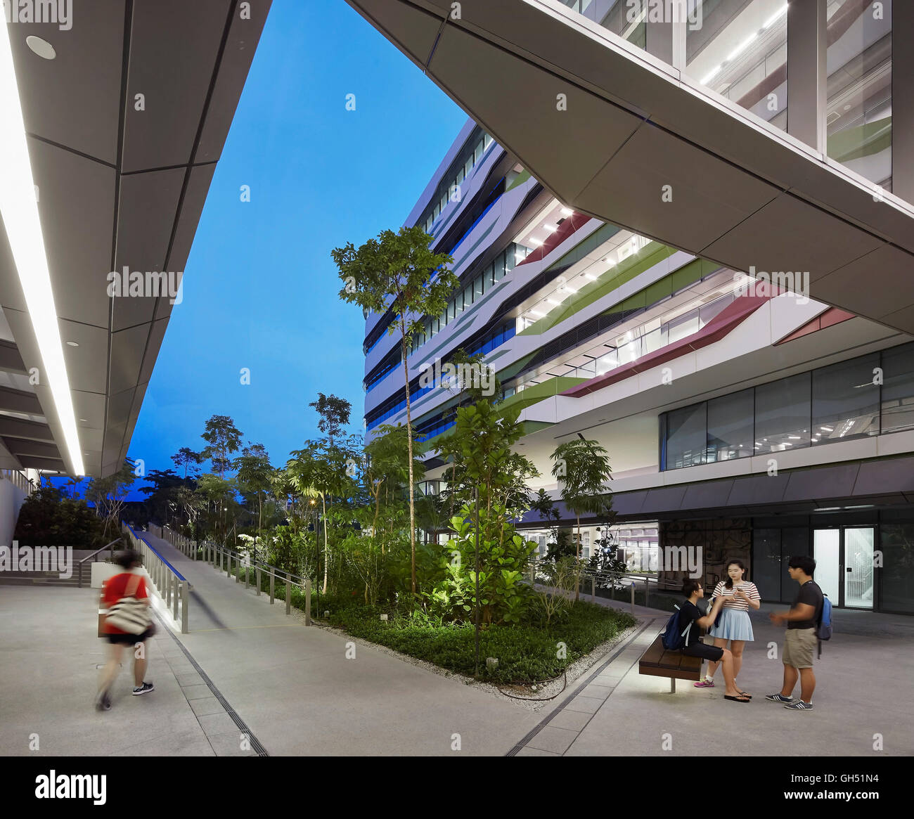 Espaces de circulation extérieur éclairé. L'Université de Singapour de la technologie et du Design, Singapour, Singapour. Architecte : UNStudio, 2015. Banque D'Images