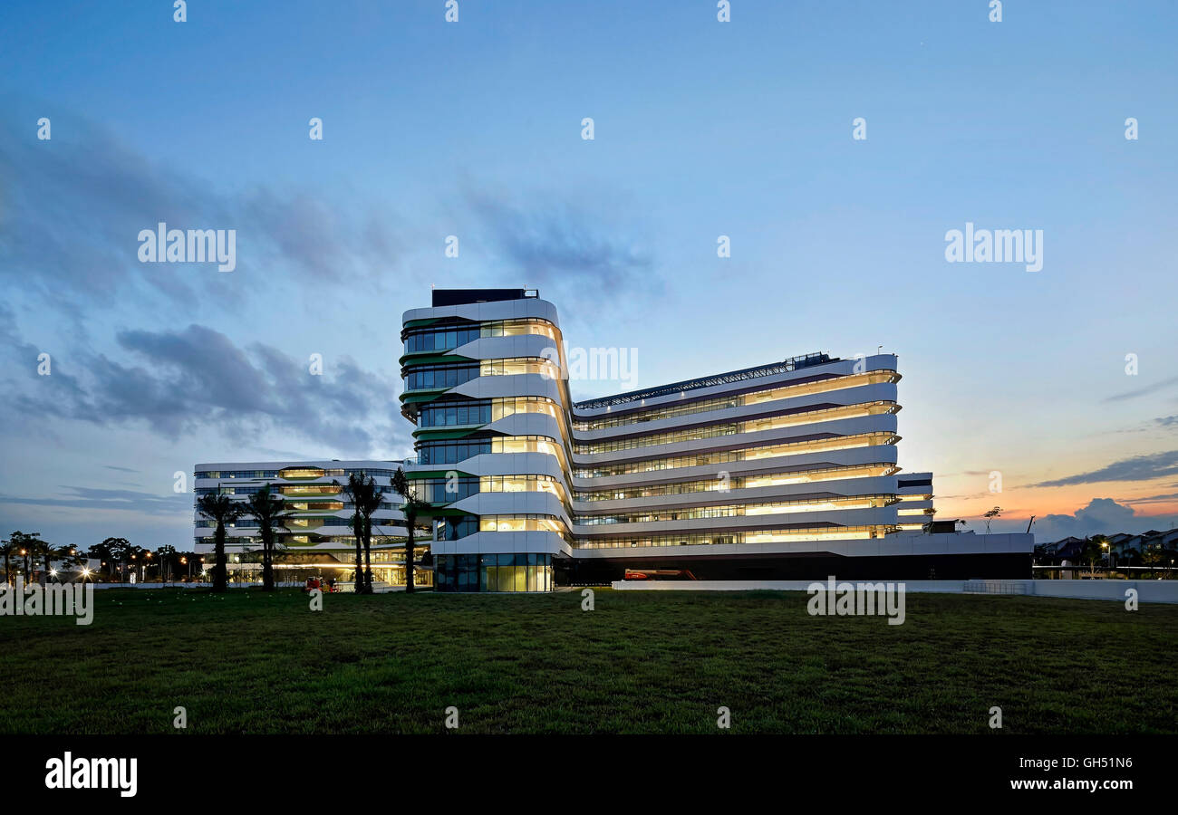Vu de Campus distance au coucher du soleil. L'Université de Singapour de la technologie et du Design, Singapour, Singapour. Architecte : UNStudio, 2015. Banque D'Images