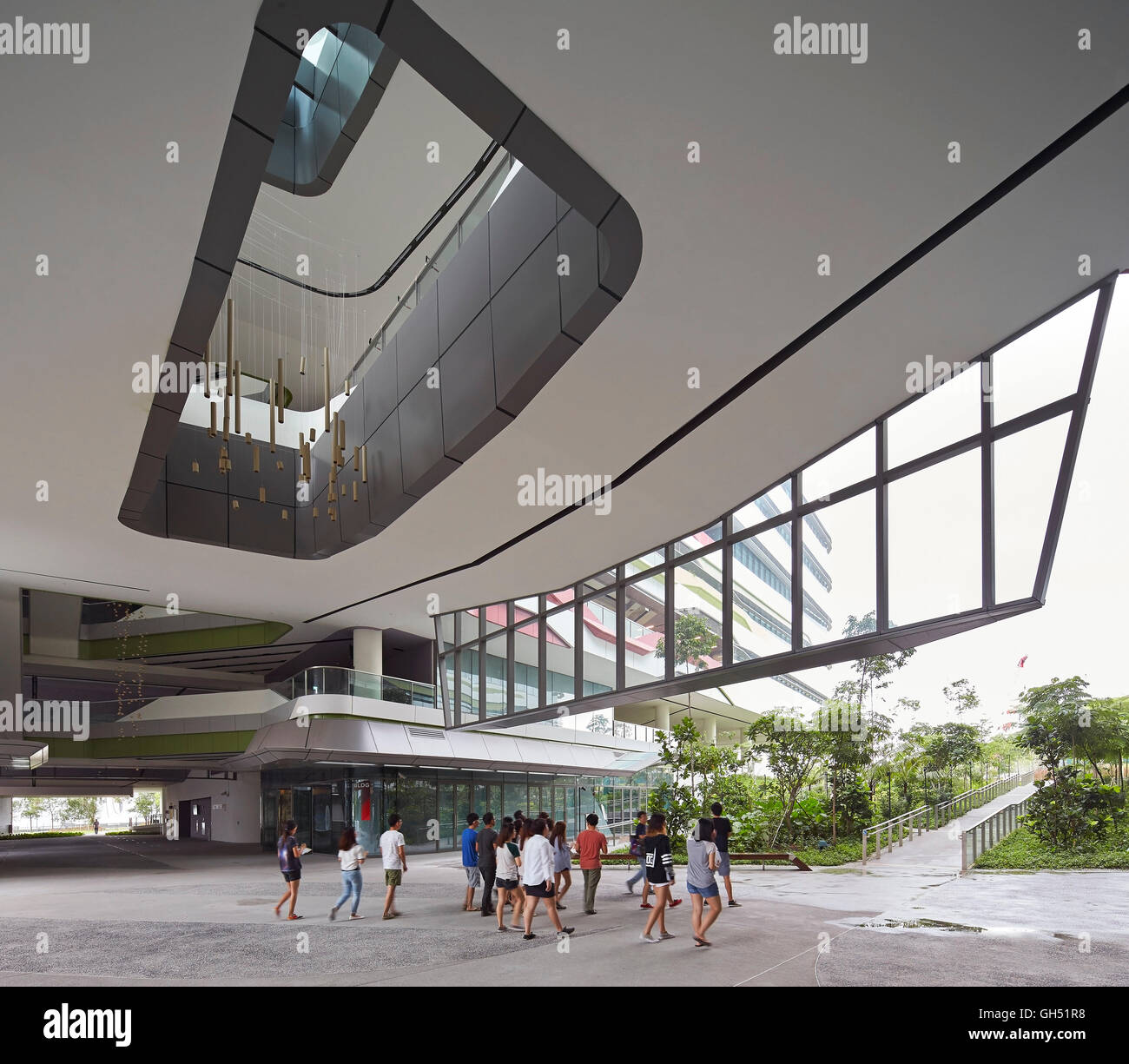 Espaces de circulation extérieure. L'Université de Singapour de la technologie et du Design, Singapour, Singapour. Architecte : UNStudio, 2015. Banque D'Images