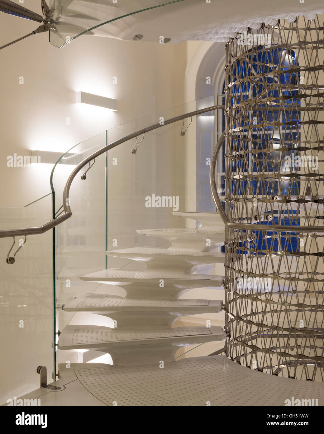 Vue oblique du niveau 1. Escalier dans Somerset House, Londres, Royaume-Uni. Architecte : Eva Jiricna Architects Ltd, 2014. Banque D'Images