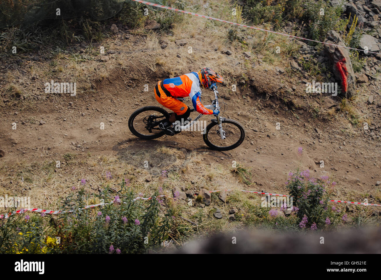 Jeune athlète sur les balades à vélo sur un sentier de montagne au cours de la descente du championnat national Banque D'Images