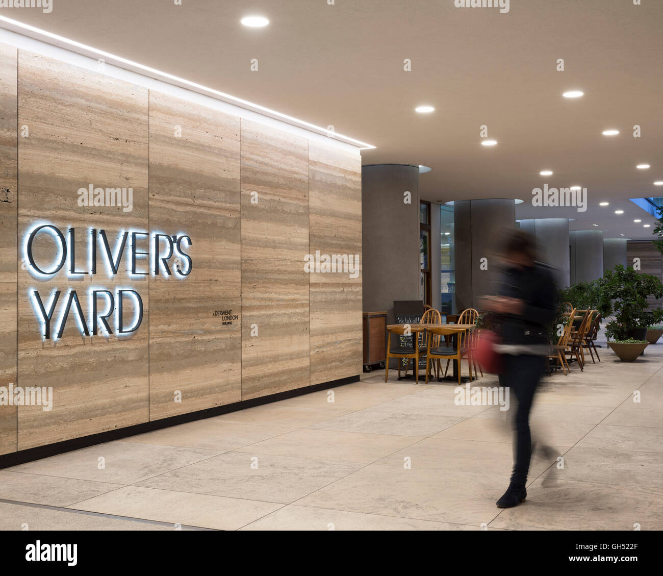 Vue extérieure montrant la signalisation. 1 Oliver's Yard, London, Royaume-Uni. Architecte : ORMS Architecture Design, 2013. Banque D'Images