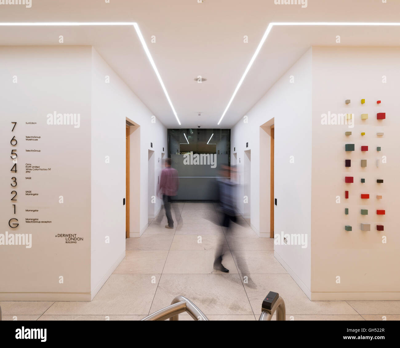 Vue de l'intérieur de l'Ascenseur Hall avec salon. 1 Oliver's Yard, London, Royaume-Uni. Architecte : ORMS Architecture Design, 2013. Banque D'Images