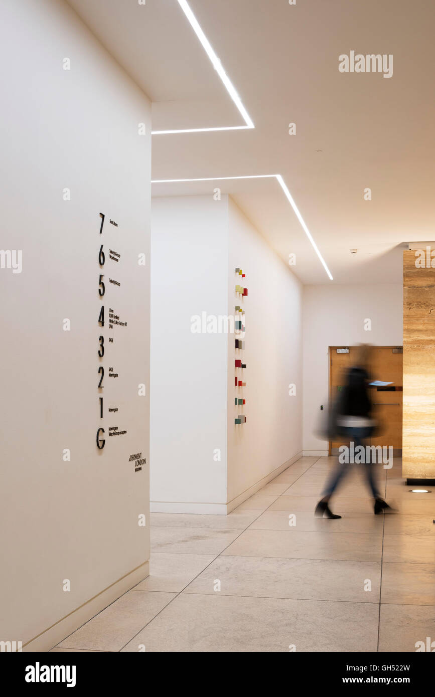 Vue de l'intérieur de l'Ascenseur Hall avec salon. 1 Oliver's Yard, London, Royaume-Uni. Architecte : ORMS Architecture Design, 2013. Banque D'Images