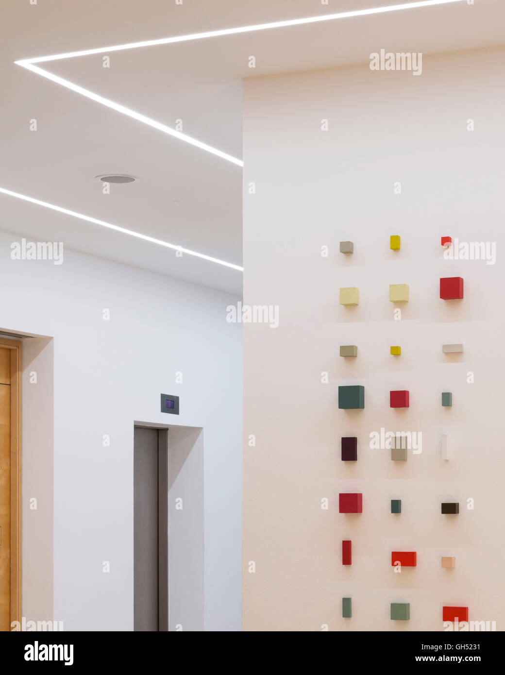 Détail de l'intérieur de l'Ascenseur Hall avec salon. 1 Oliver's Yard, London, Royaume-Uni. Architecte : ORMS Architecture Design, 2013. Banque D'Images