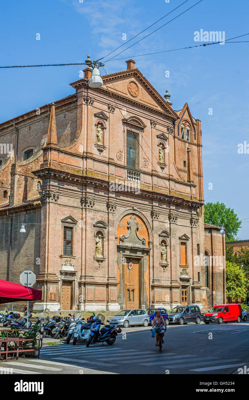 Passage Piazza Sacrati cycliste avec la place San Domenico en arrière-plan. Emilia-Romagna. L'Italie. Banque D'Images