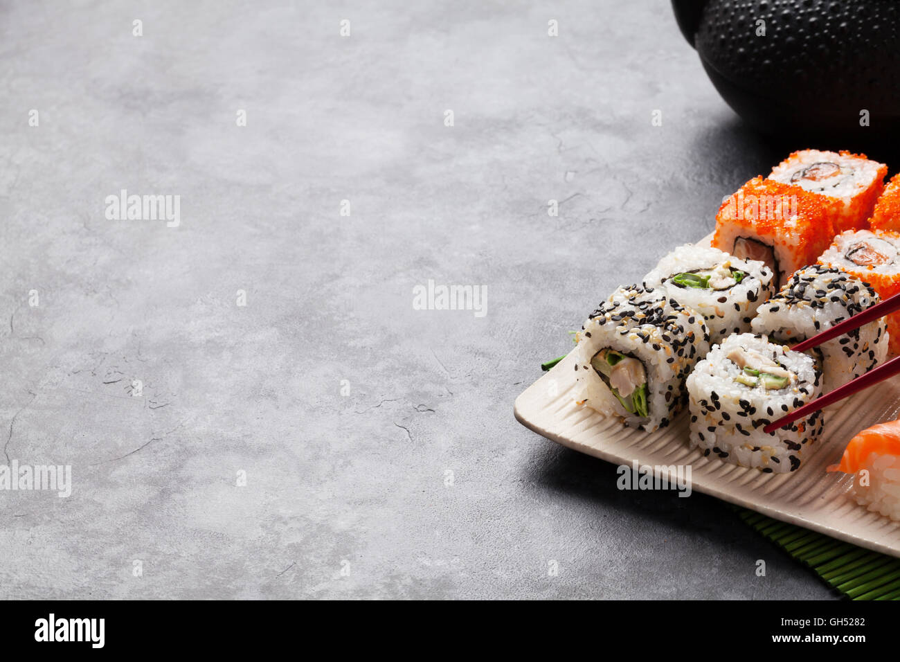 Ensemble de sushi maki et thé vert sur table en pierre. Voir with copy space Banque D'Images