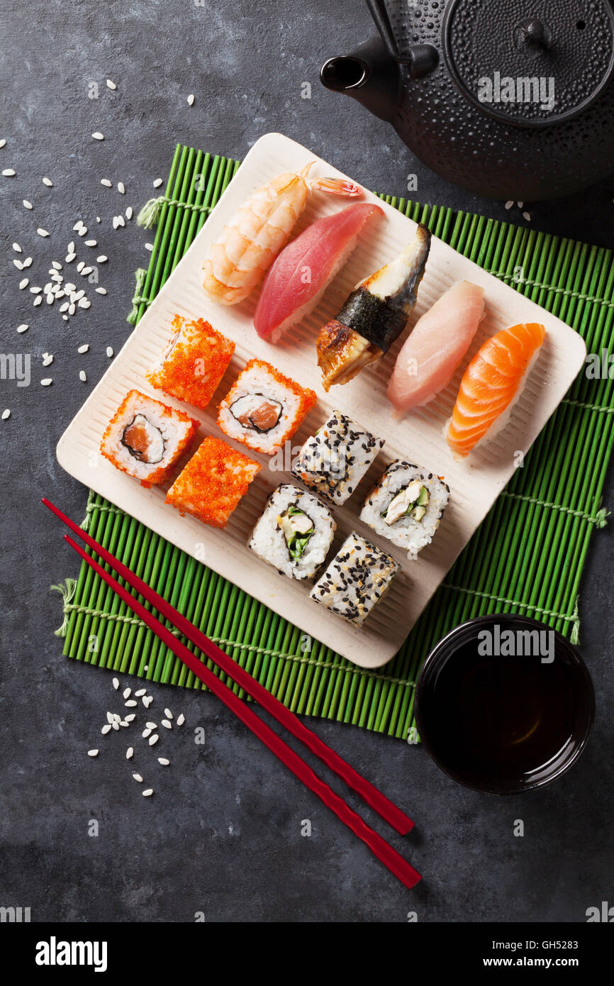 Ensemble de sushi, maki et thé vert sur table en pierre. Vue d'en haut Banque D'Images