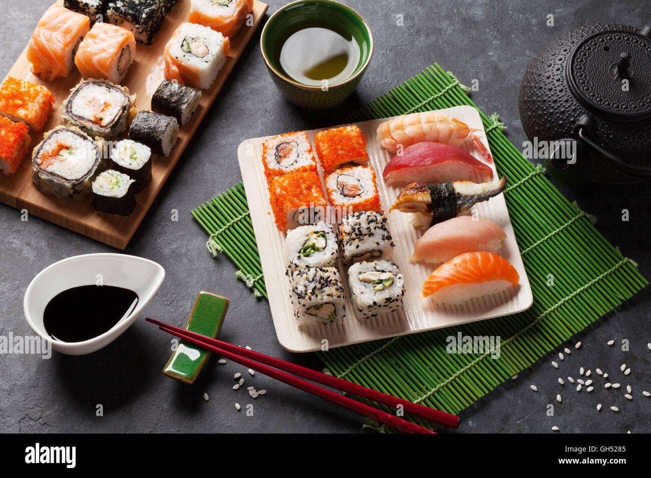 Ensemble de sushi, maki et thé vert sur table en pierre Banque D'Images
