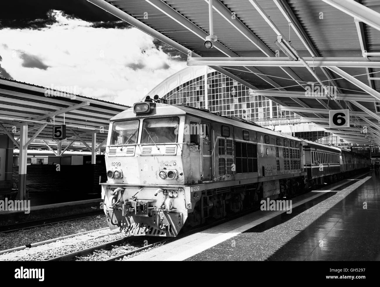 Le parking de la plate-forme en station Hualampong Bangkok Thaïlande avec style noir et blanc Banque D'Images