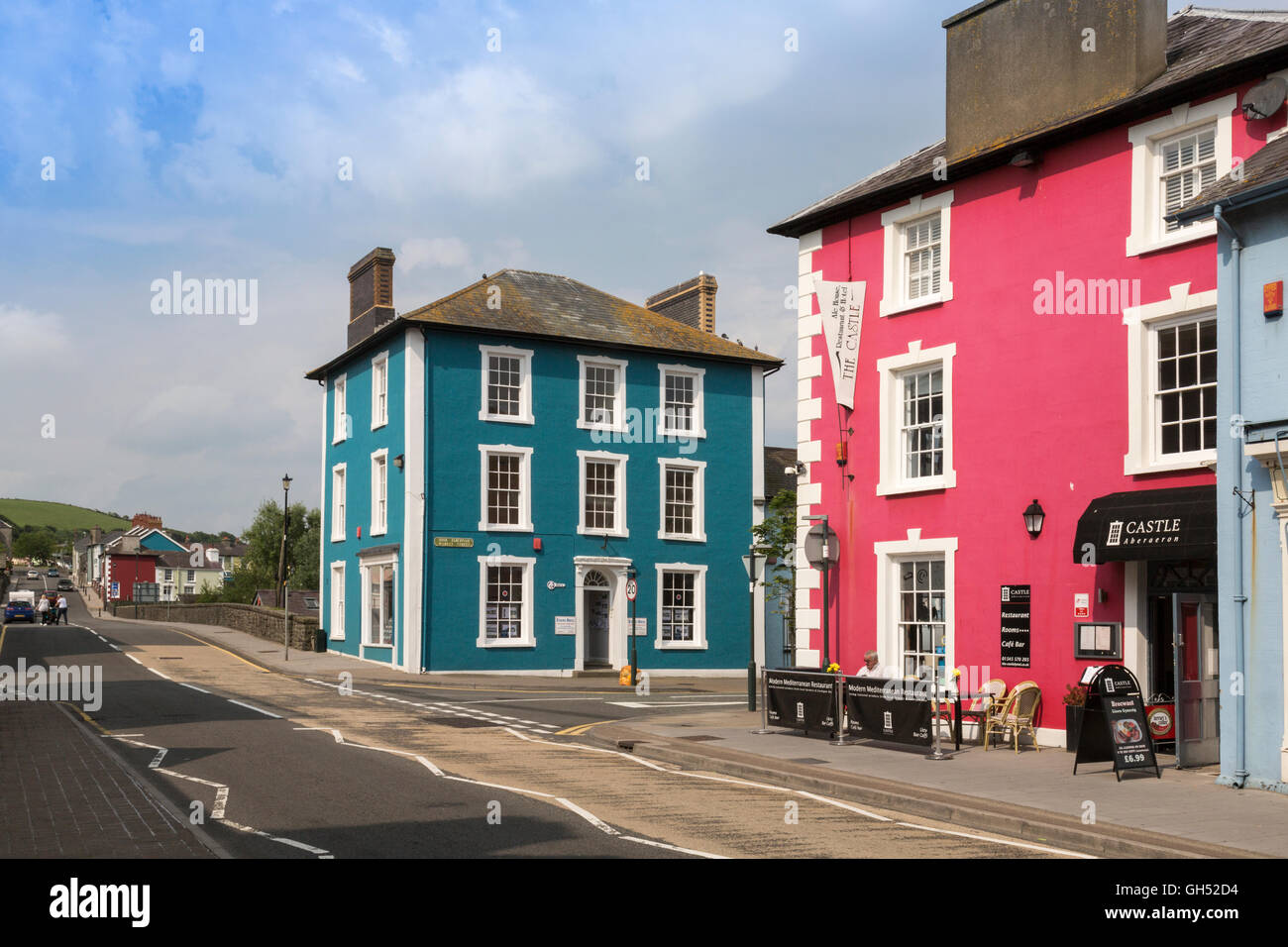 Maisons colorées et le château pub sur North Road à Aberaeron, Ceredigion, pays de Galles, Royaume-Uni Banque D'Images