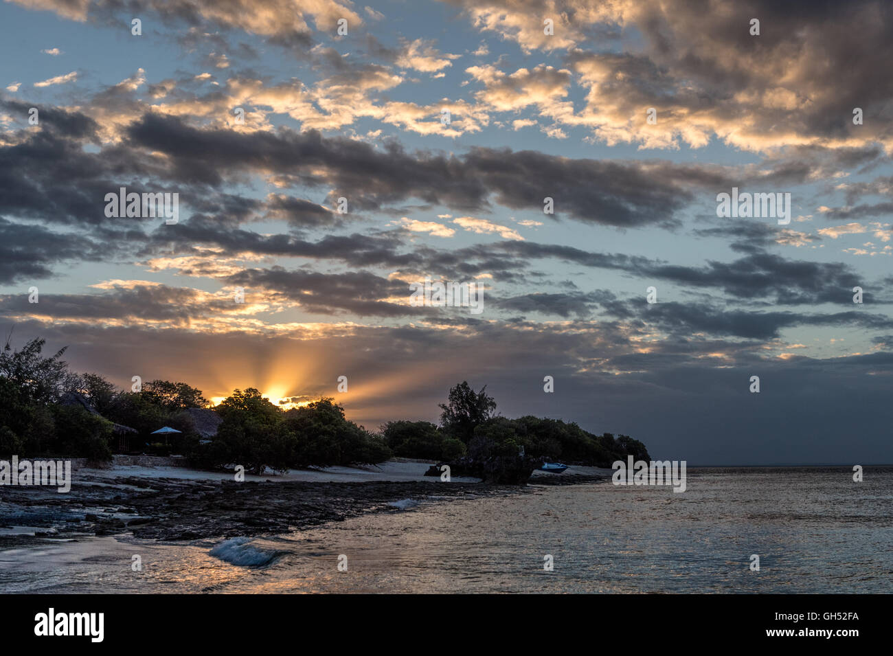Coucher de soleil sur Quilalea Island dans l'archipel des Quirimbas, parc national du Mozambique Banque D'Images