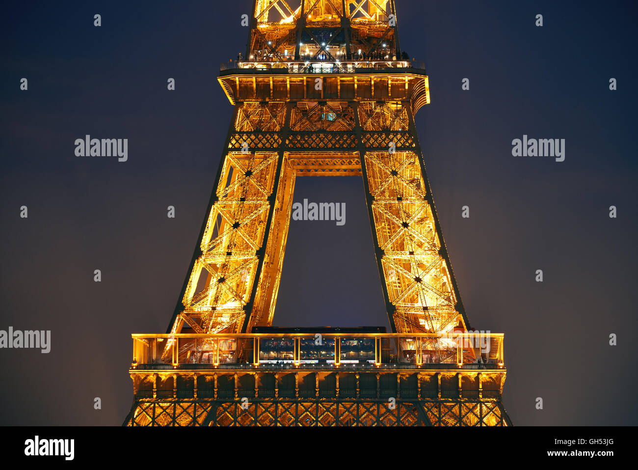 PARIS, FRANCE - Le 13 mai : Eiffel Tower at night le 13 mai 2015 à Paris. C'est le plus visité payé au monde avec 250 millions de visiteurs annuels. Banque D'Images