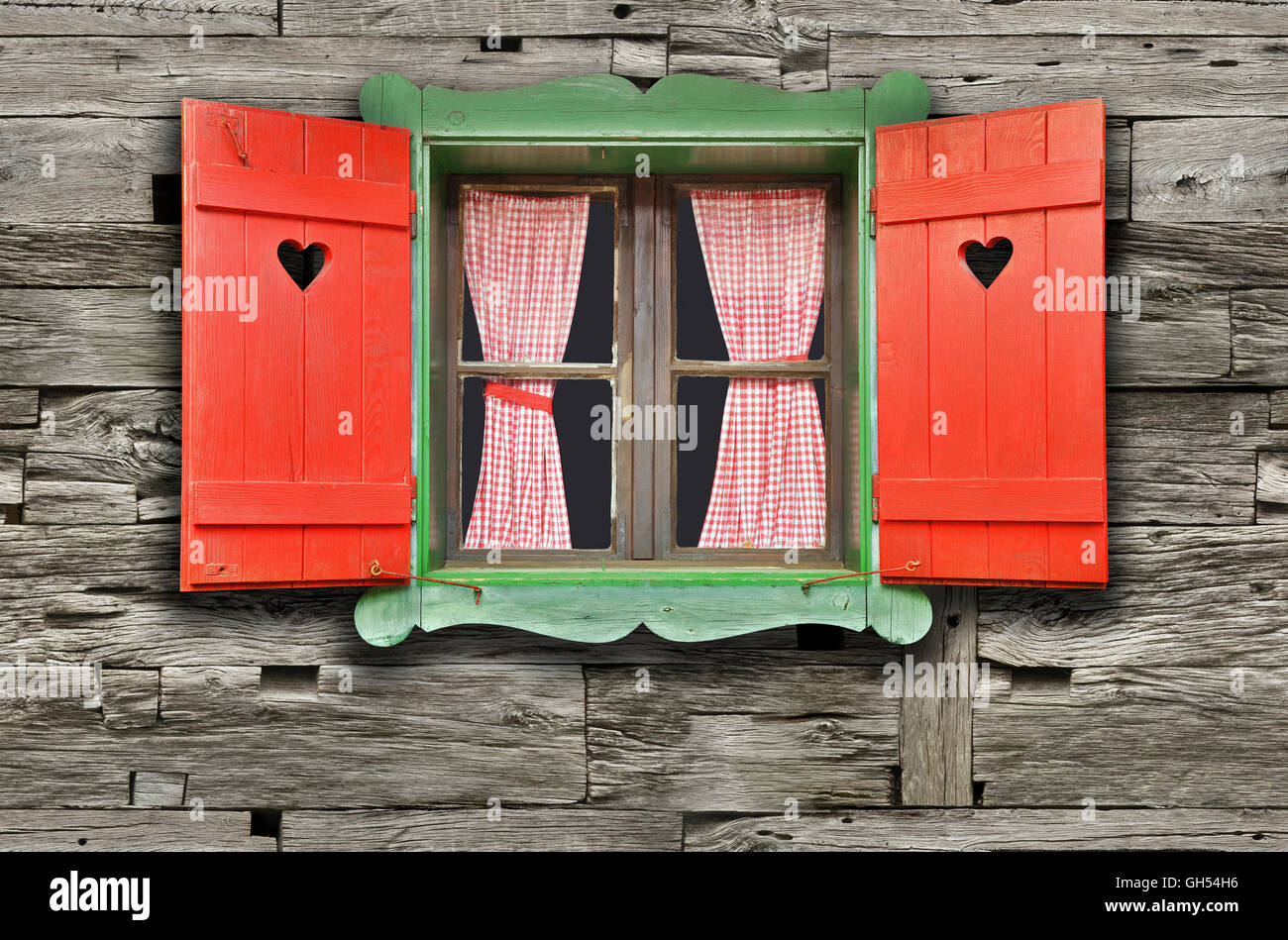 Chalet en bois coloré Fenêtre sur mur en bois patiné Banque D'Images