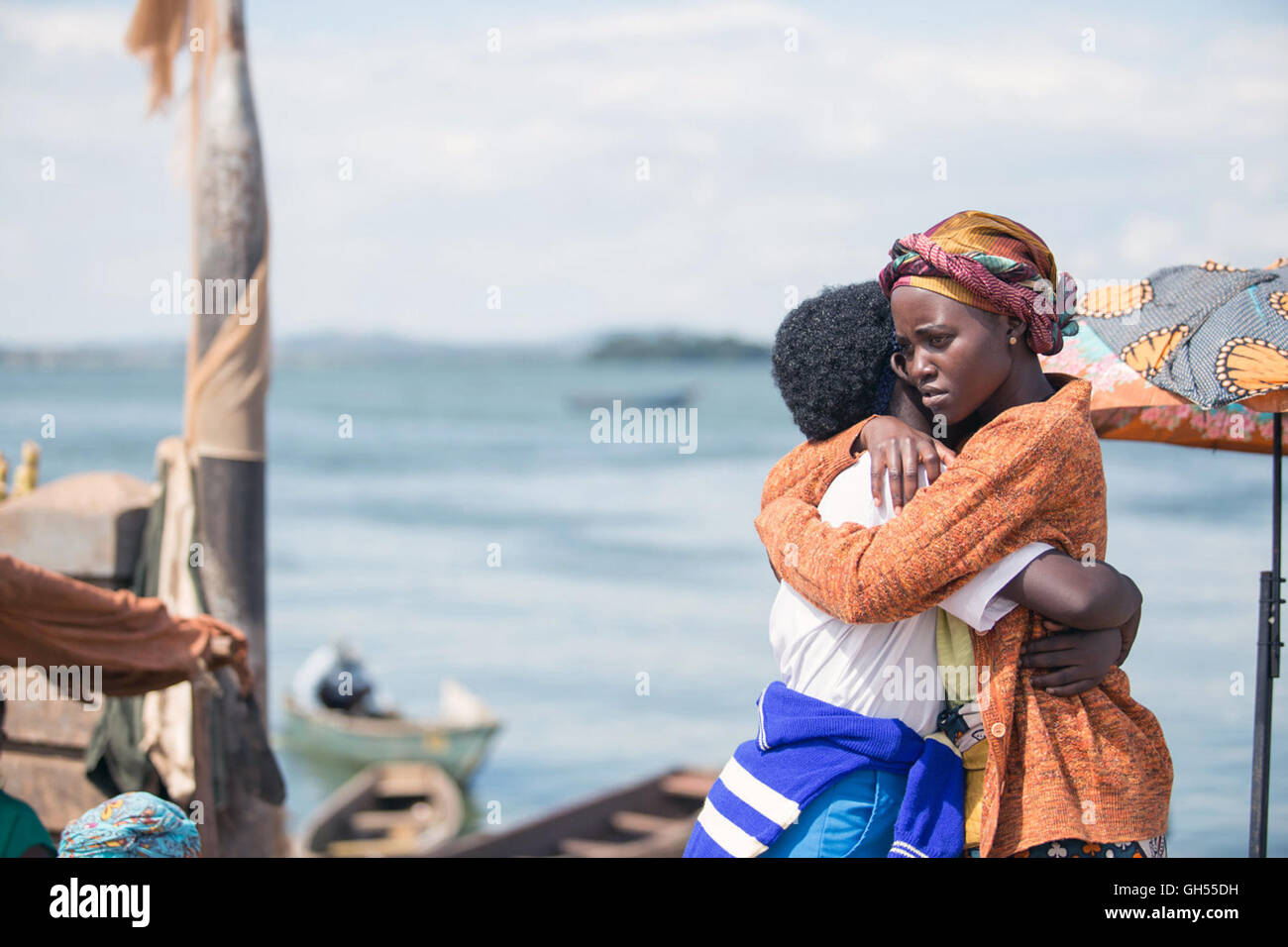 Reine de Katwe biographique est un film américain réalisé par sport Mira Nair sur un scénario de William Wheeler. Cette photo est pour un usage éditorial uniquement et est l'auteur de la société film et/ou le photographe attribué par le film ou la société de production et ne peut être reproduite que par des publications dans le cadre de la promotion du film ci-dessus. Un crédit obligatoire pour l'entreprise de film est nécessaire. Le photographe devrait également être portés lorsqu'il est connu. Banque D'Images