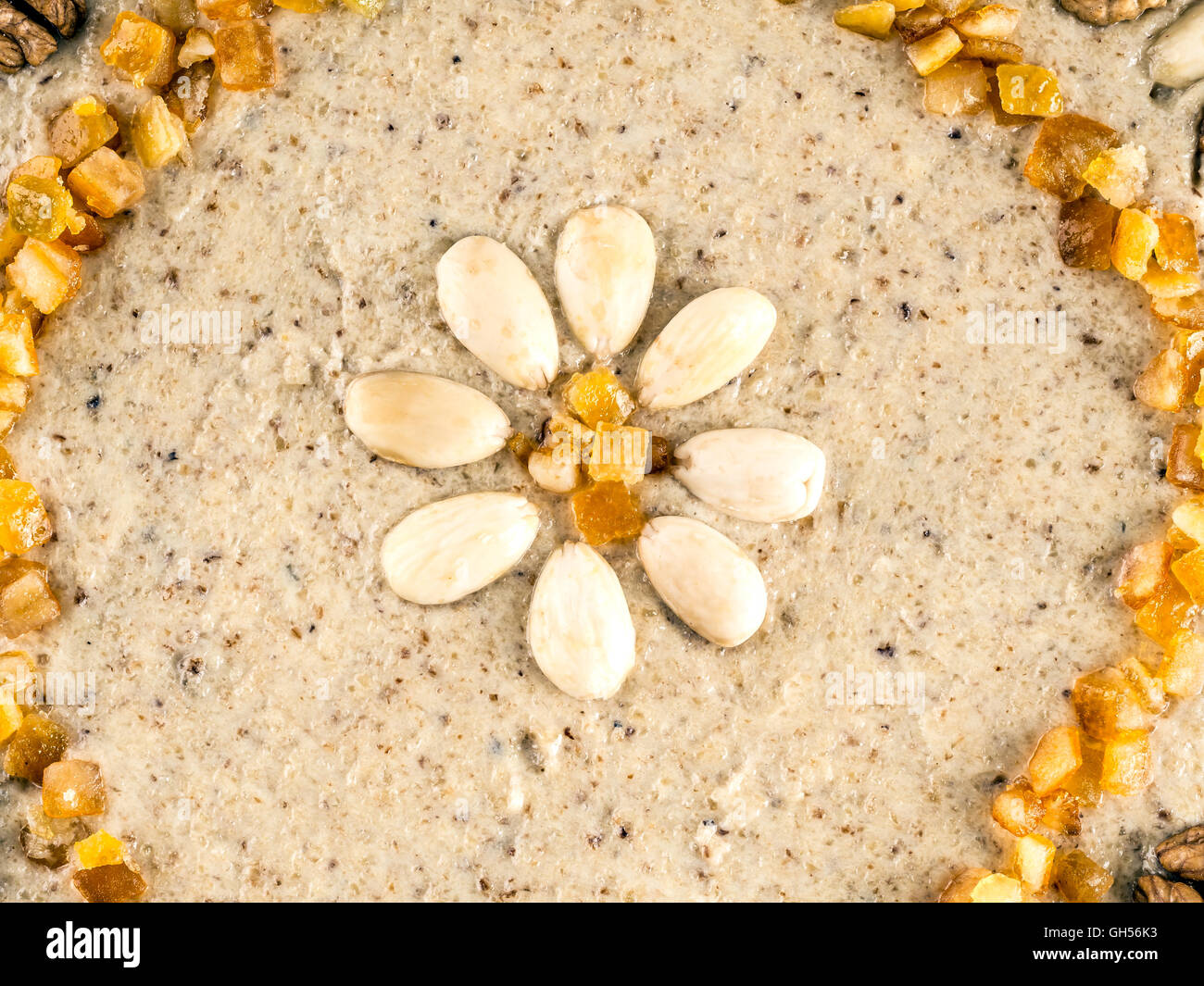 Anniversaire gâteau avec glaçage en plongée des noix Banque D'Images