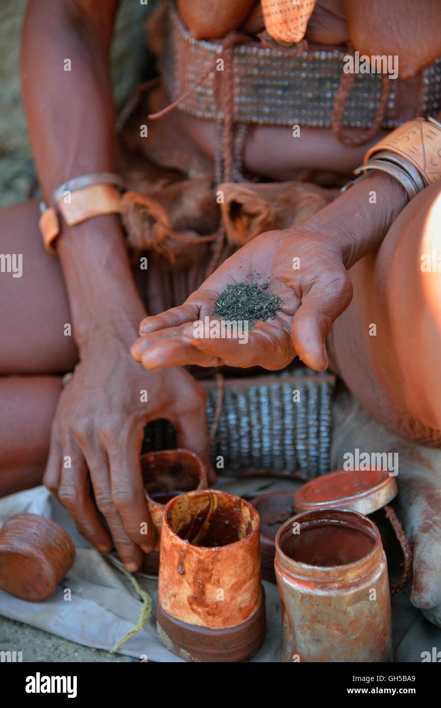 Géographie / voyage, Namibie, femme Himba traditionnel réglage de ghee, crème de peau rouge silencieux des minerais de fer et les herbes bof, Purros, village traditionnel, Purros, Additional-Rights Clearance-Info-Kaokoveld-Not-Available Banque D'Images