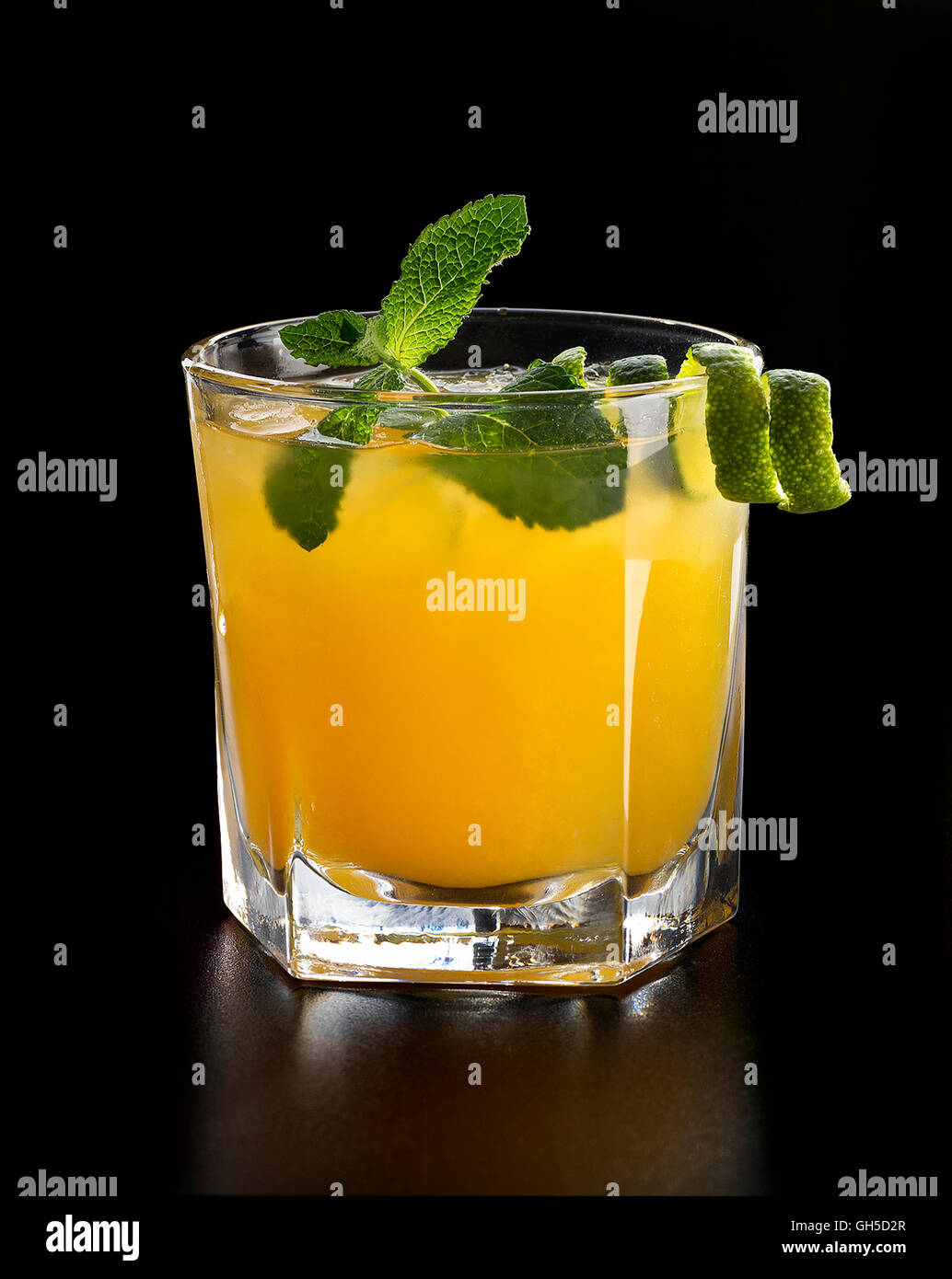 Cocktail d'été froide dans un verre décoré de menthe fraîche Banque D'Images