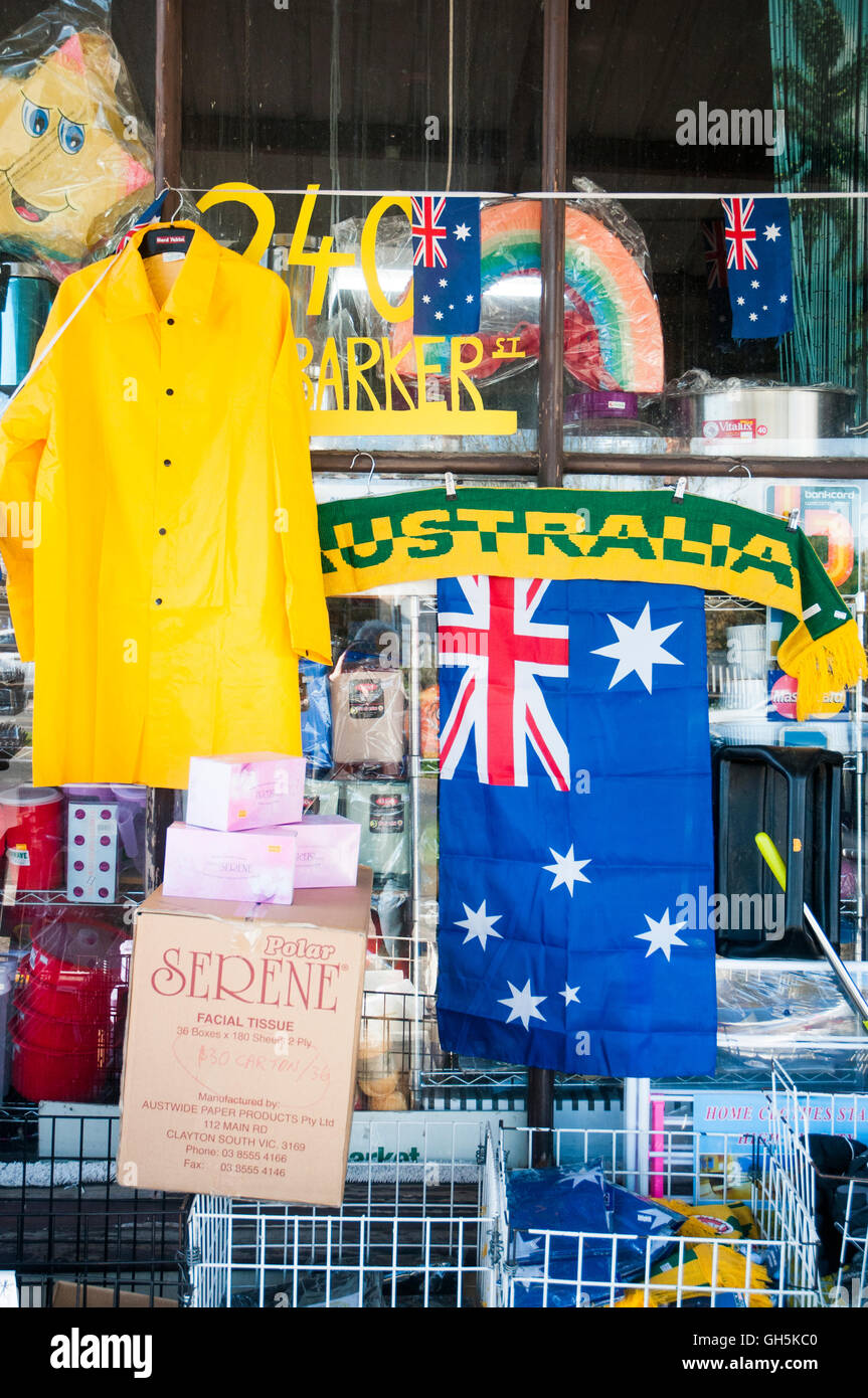 Fenêtre d'un fatras magasin dans le pays ville de Castlemaine, Victoria, Australie Banque D'Images