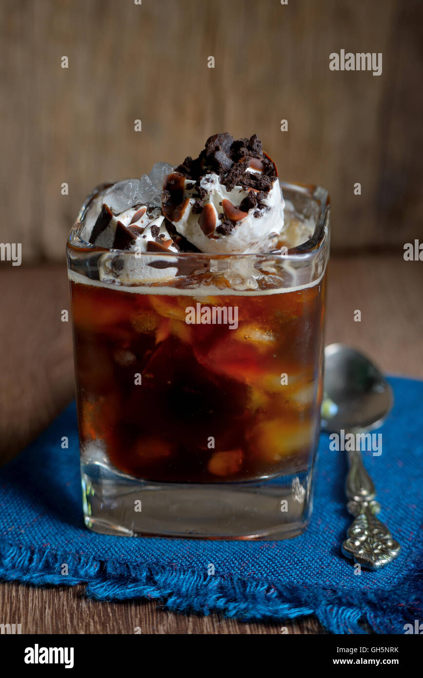 Café glacé avec de la crème glacée sur la table en bois Banque D'Images