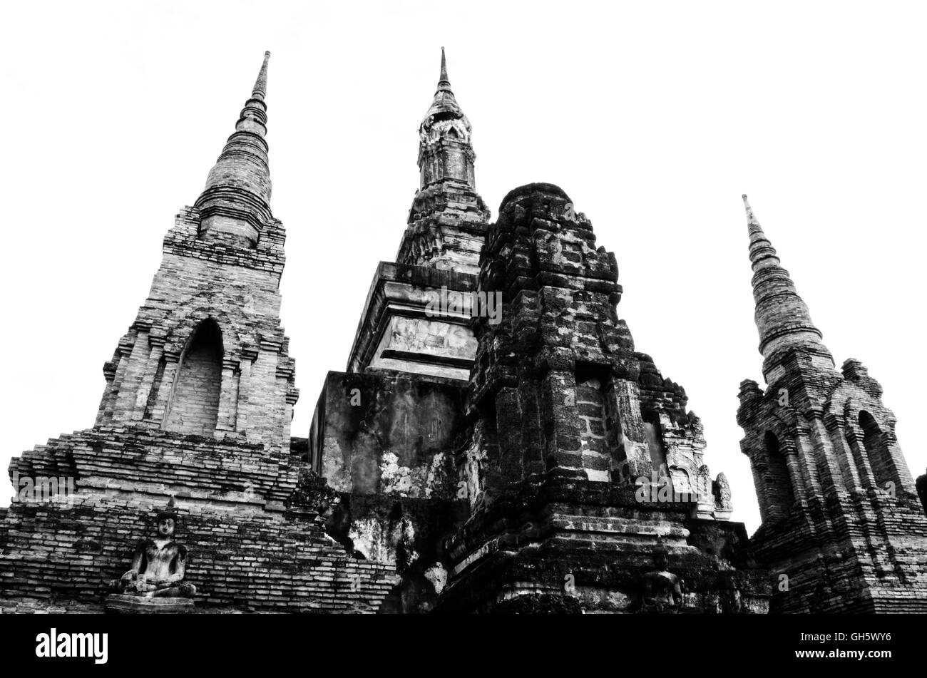 Groupe de stupa dans vieux temple dans le parc historique de Sukhothai Banque D'Images