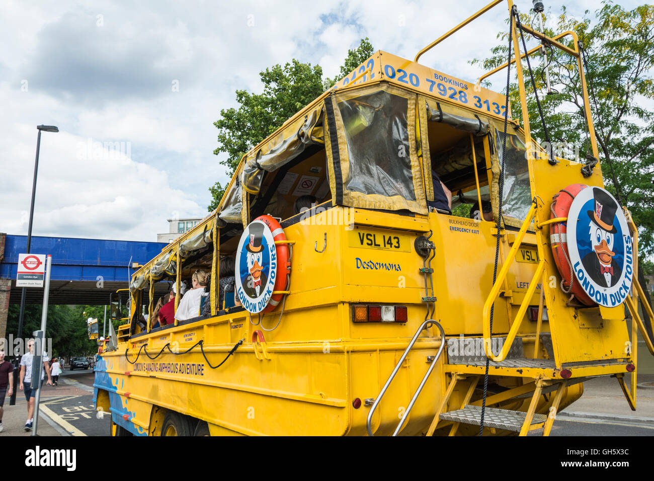 Un London Duck Tours bus près de la roue du millénaire sur la rive sud de Londres, UK Banque D'Images