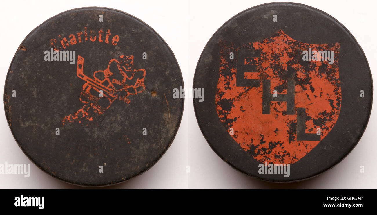 Rondelle de hockey commémoratif Charlotte Checkers Banque D'Images