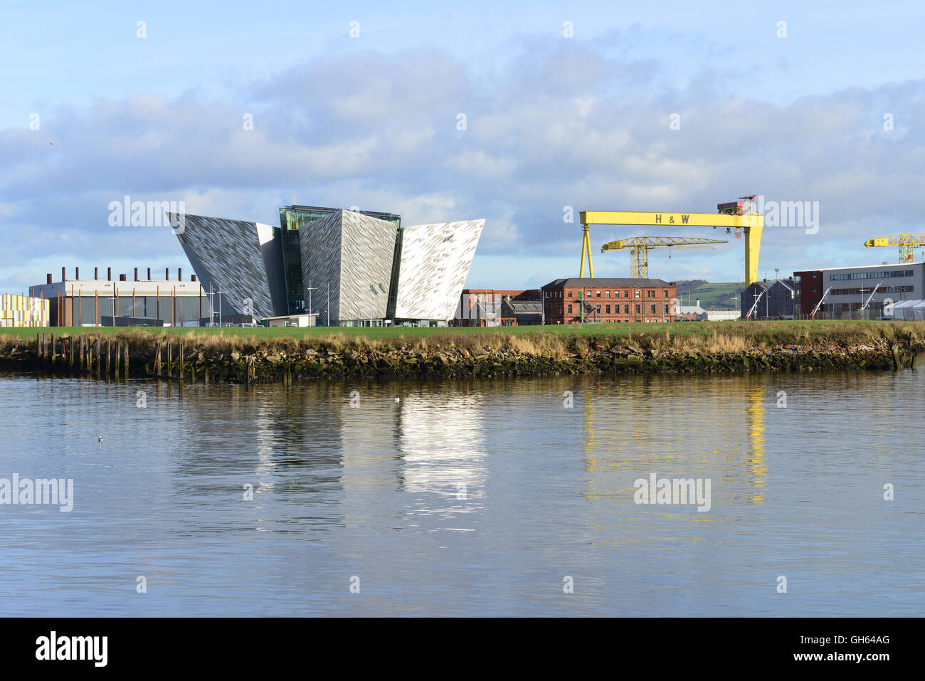 Vue sur le bâtiment Titanic avec les grues Harland et Wolff, Belfast Banque D'Images