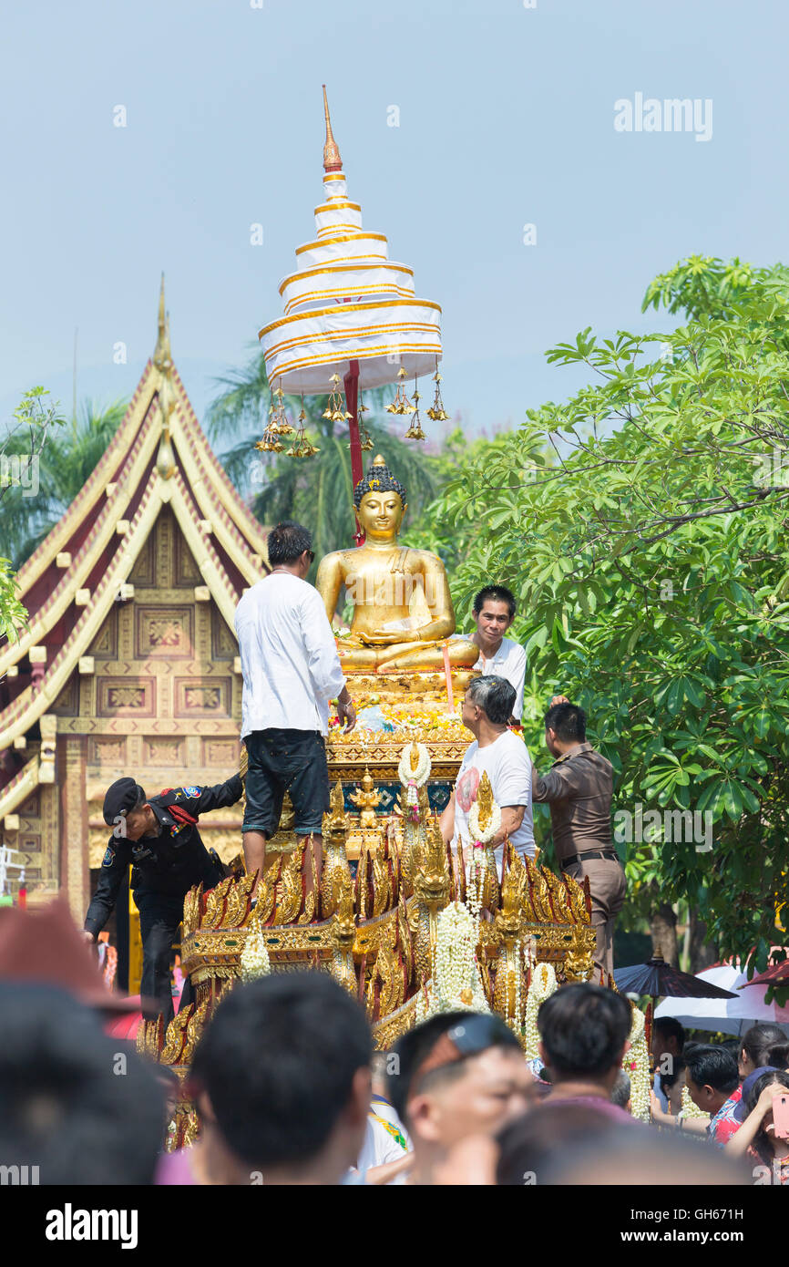 2016 Songkran day parade de statues de Bouddha, avec statue de Bouddha Wat Phra Singh, Chiang Mai, Thaïlande Banque D'Images