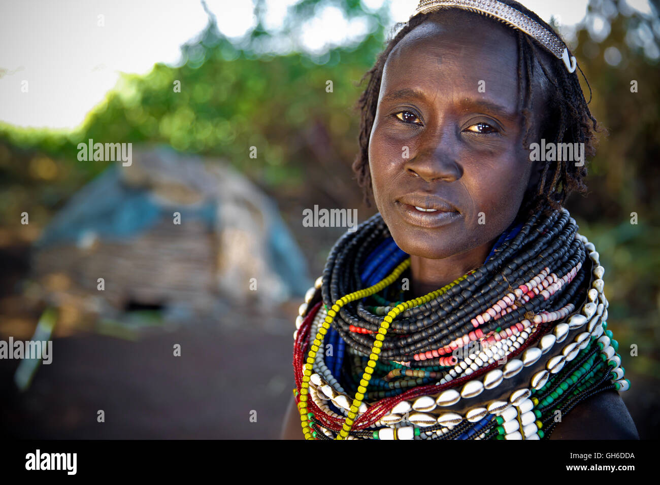Femme de la tribu Nyangatom (Bume) en Éthiopie. Banque D'Images