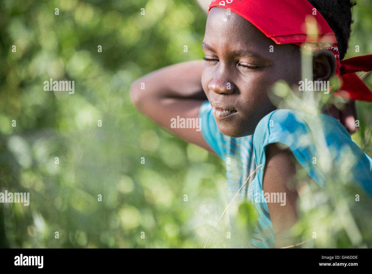 Daydream - Jeune Fille de la tribu Nyangatom (Bume) en Éthiopie. Banque D'Images