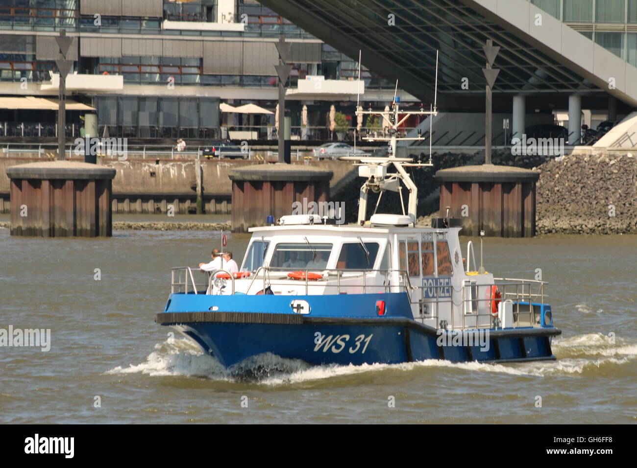 Lancement de la police de la rivière ou en bateau à Hambourg, Allemagne Banque D'Images