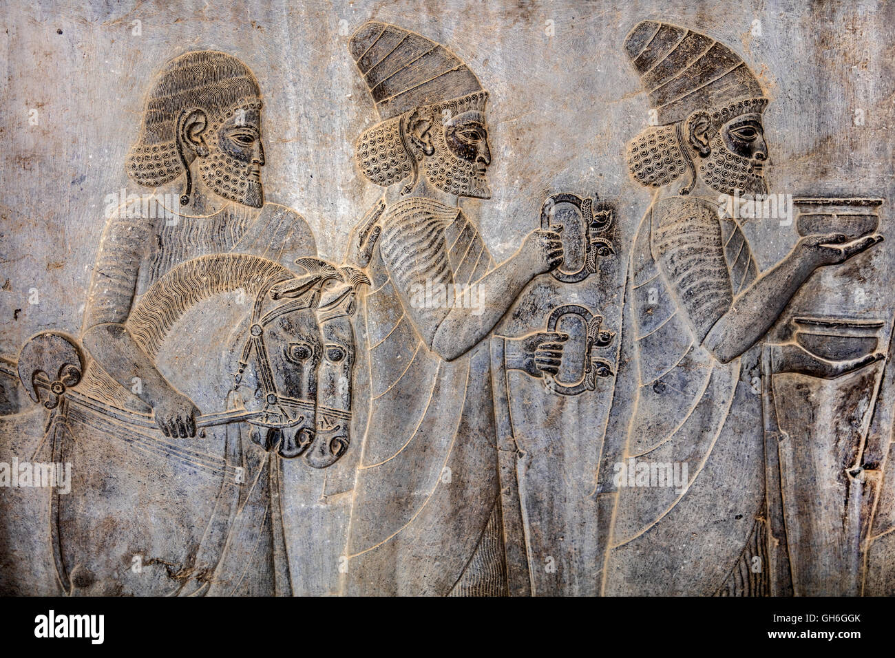 Géographie / billet, l'Iran, Persépolis, l'ancienne capitale de l'Achéménides, fondée par le roi Darius I, 520 avant J.-C., Hall, Escalier de l'Apadana, mur sud, députation de l'ONU, détail, Lydiens, auteur de l'artiste n'a pas à être effacée Banque D'Images