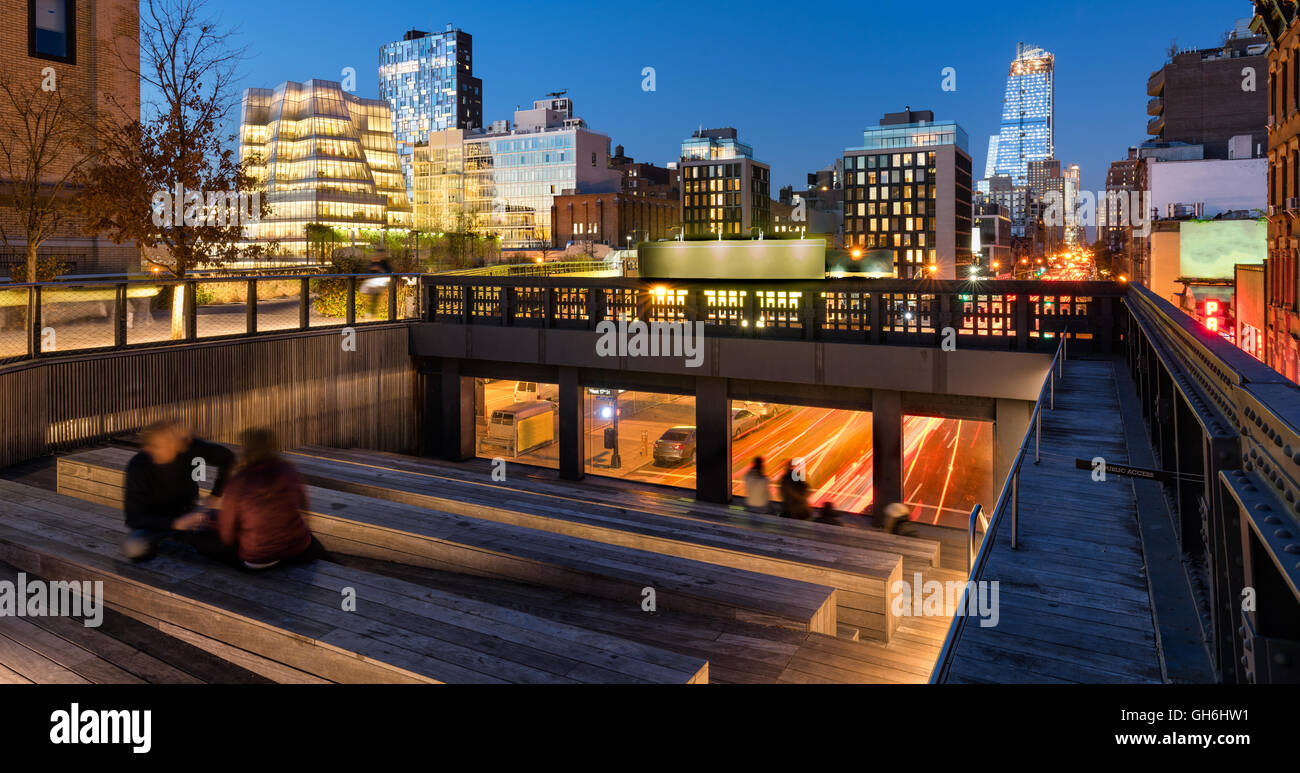 La ligne haute et la 10e Avenue au crépuscule avec les lumières de la ville de Chelsea, Manhattan, New York City Banque D'Images
