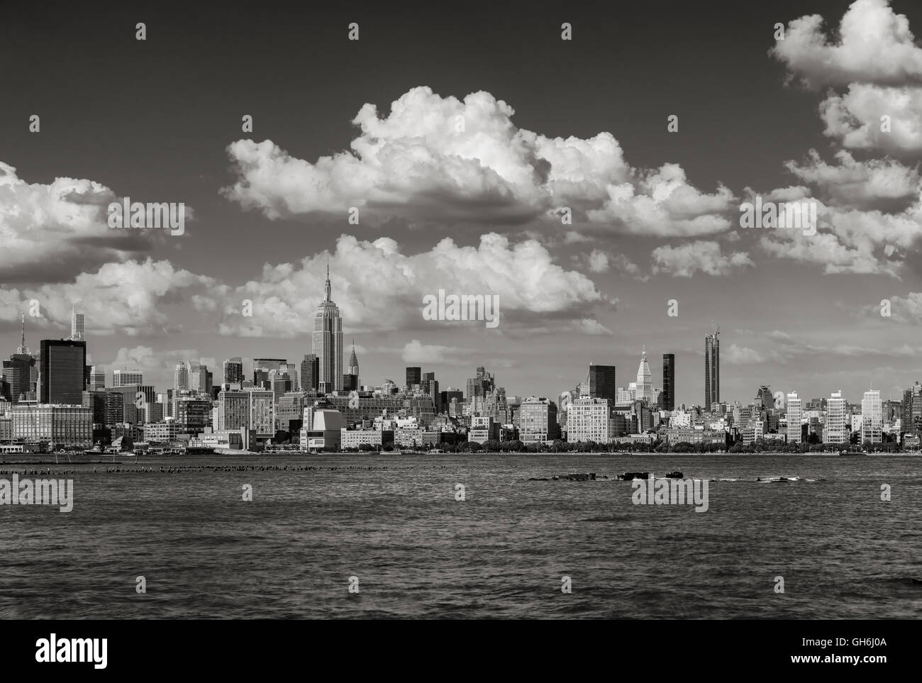 Manhattan Midtown West skyline en noir et blanc avec des gratte-ciel et nuages dans l'été. New York City Banque D'Images