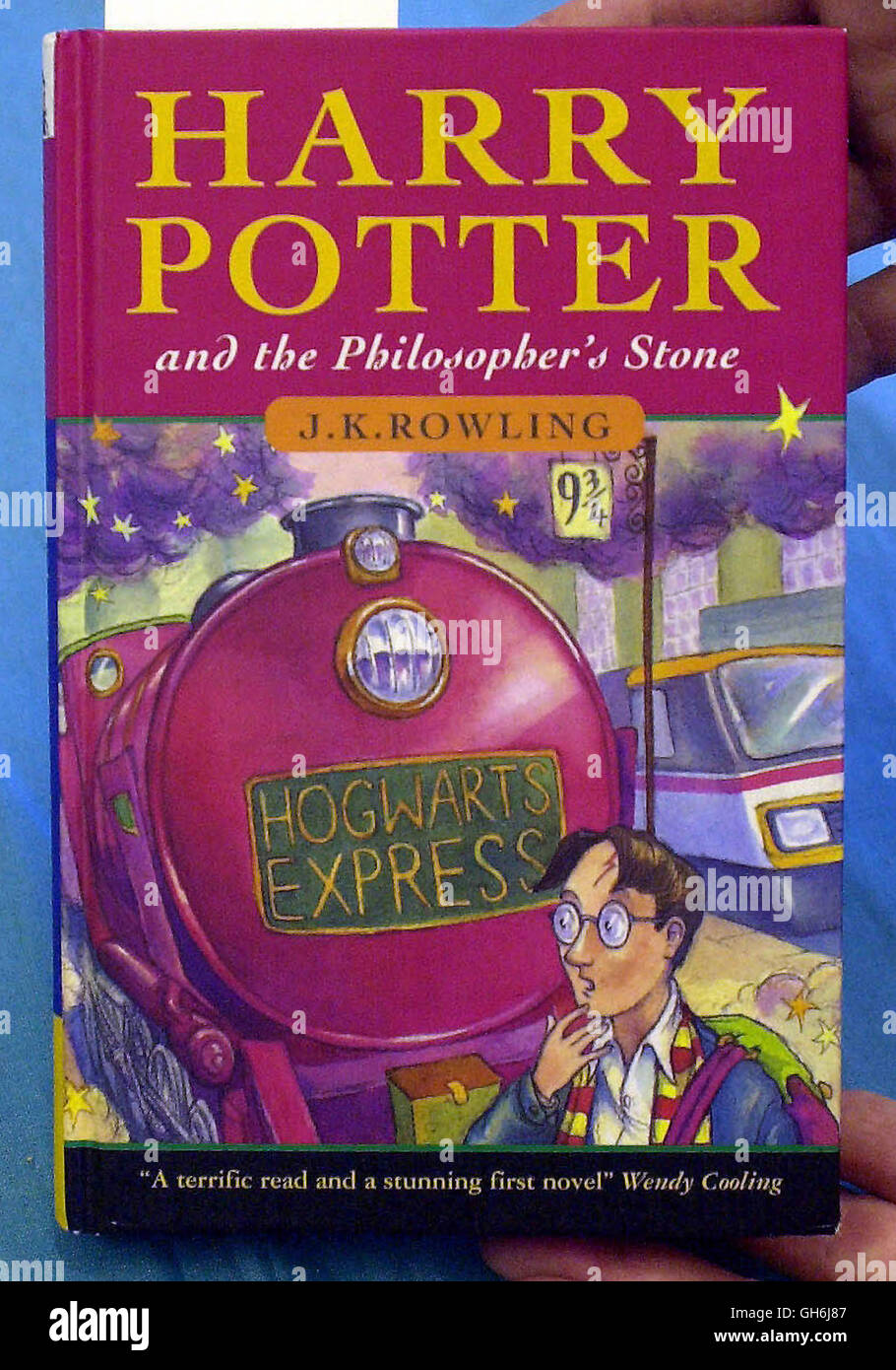 Photo de fichier en date du 14/11/2000 d'une première édition de Harry Potter et la pierre philosophale, la British Library a annoncé une nouvelle exposition sur Harry Potter. Banque D'Images