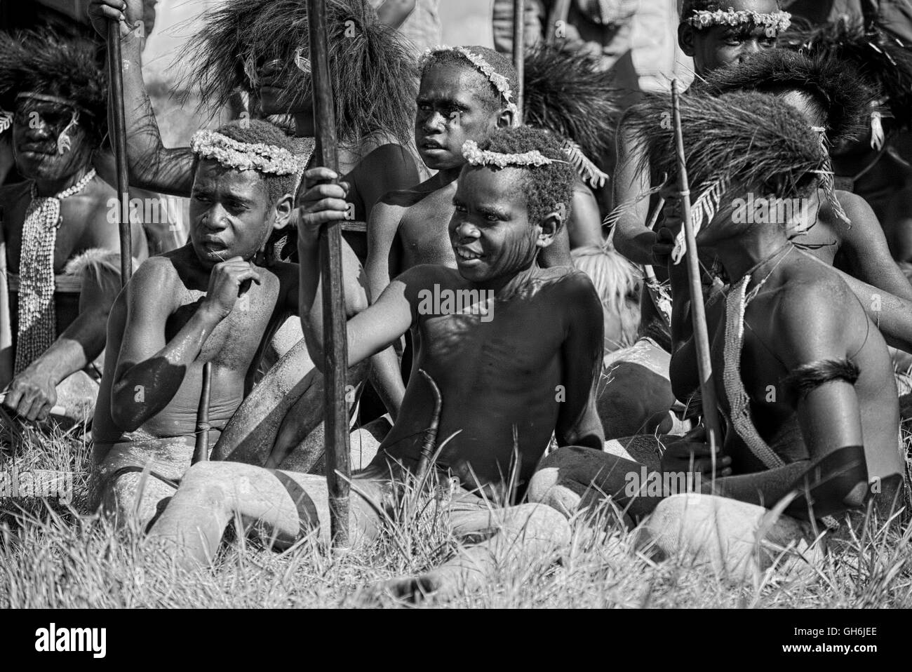 Les enfants de regarder des batailles simulées Banque D'Images